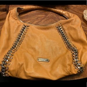 Michael kors tan shoulder bag with chains ⛓ in bag.